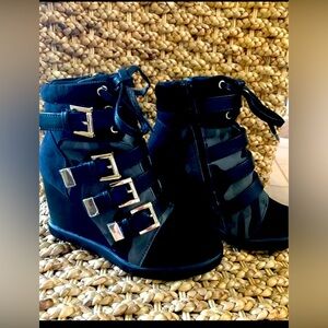 New ladies black/green camo boots size 5 1/2
by Hermosa
